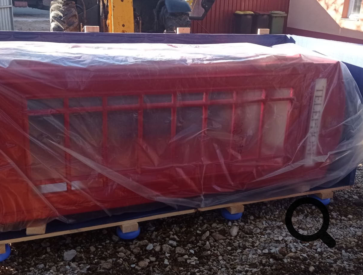 Eine Telefonzelle, die gerade ausgepackt wird.