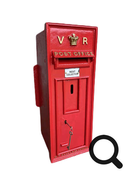 Roter Briefkasten mit der Aufschrift "V R" und einer Krone darüber, auf einem grauen Hintergrund.