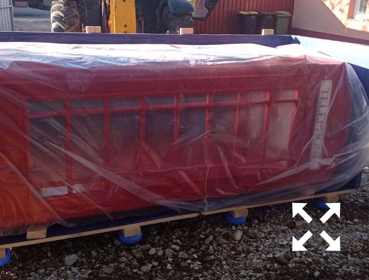 Eine Telefonzelle, die gerade ausgepackt wird.