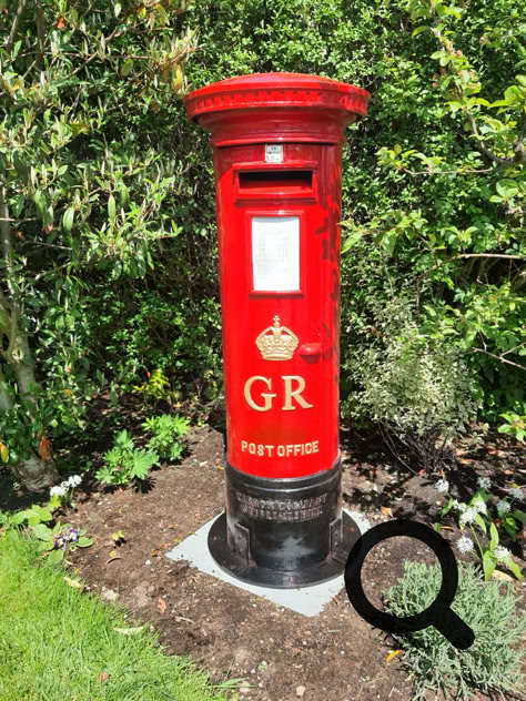 Generalüberholter G.R. Britischer Pillar Box in einem Garten