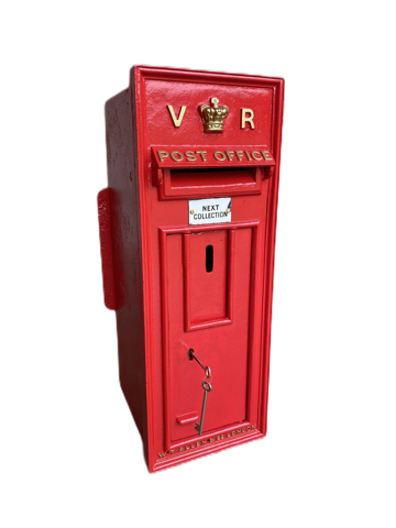 Roter Briefkasten mit der Aufschrift "V R" und "POST OFFICE" auf grauem Hintergrund.