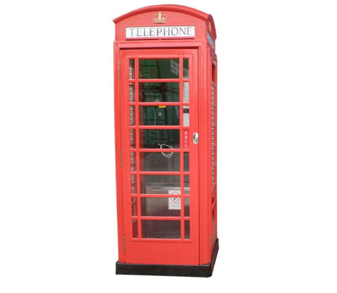 Rote Telefonzelle mit Glasfenstern und einem Schild mit der Aufschrift "TELEPHONE" oben.