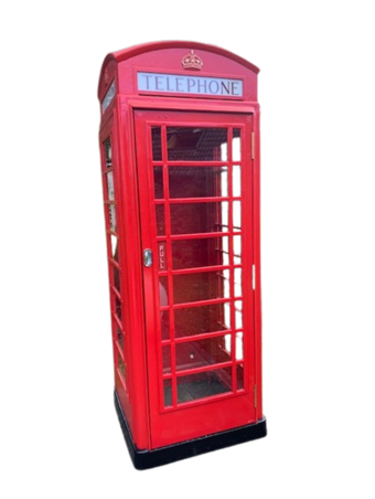 Rote Telefonzelle mit Glasfenstern und gewölbtem Dach.